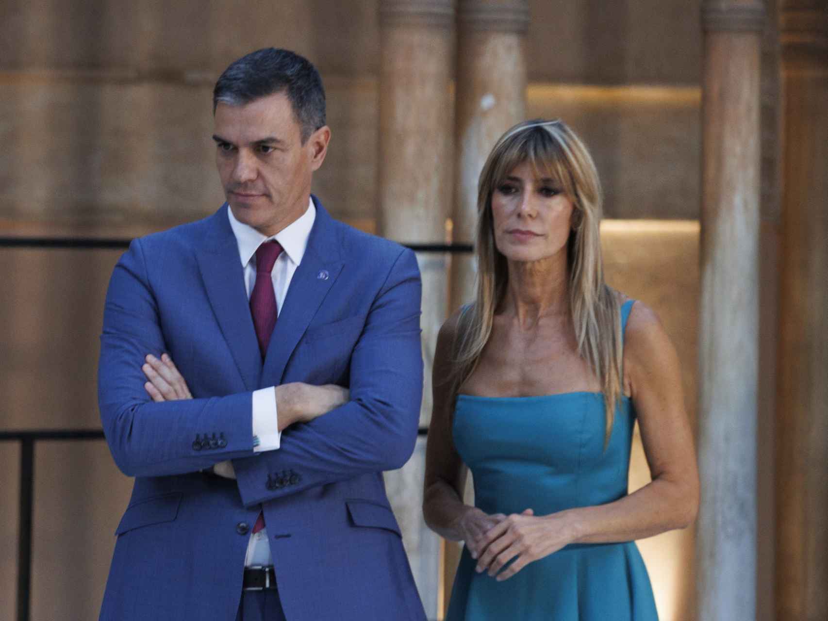 El presidente Pedro Sánchez junto a Begoña Gómez, en octubre de 2023, durante la visita a la Alhambra (Granada) realizada junto a los líderes invitados a la III Cumbre de la Comunidad Política Europea (CPE).