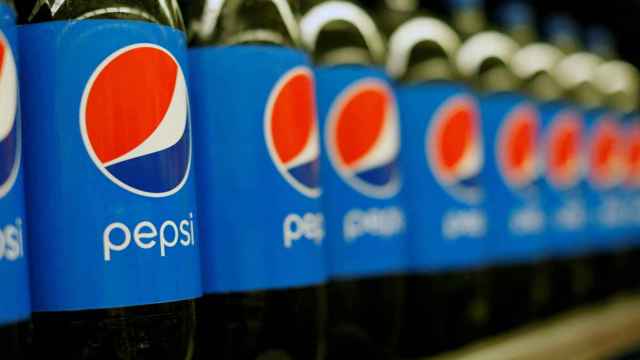 Un estante de supermercado con botellas de Pepsi.