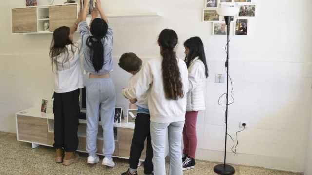 Un grupo de alumnos durante las tareas de limpieza como parte del proyecto 'Aula Hogar', iniciativa para el aprendizaje de tareas domésticas del colegio CEIP Giner de los Ríos.