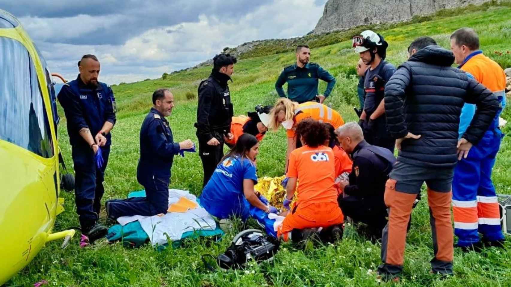Rescate de la montañera herida de gravedad tras caer en el pico Peña Negra, en Antequera.
