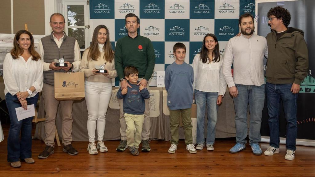 Representantes de Quincemil posan con los principales ganadores del torneo