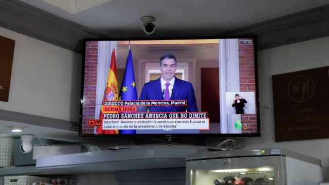 La declaración de Pedro Sánchez, retransmitida en una televisión de un bar de Ronda.