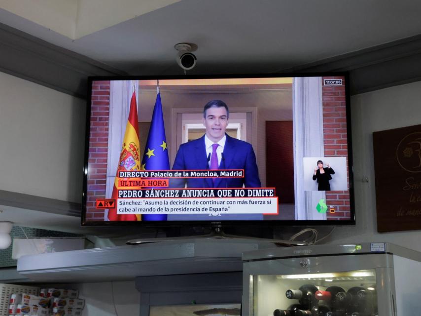 La declaración de Pedro Sánchez, retransmitida en una televisión de un bar de Ronda.