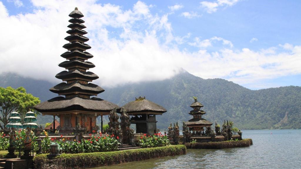 Bali es conocida por sus frondosas montañas volcánicas