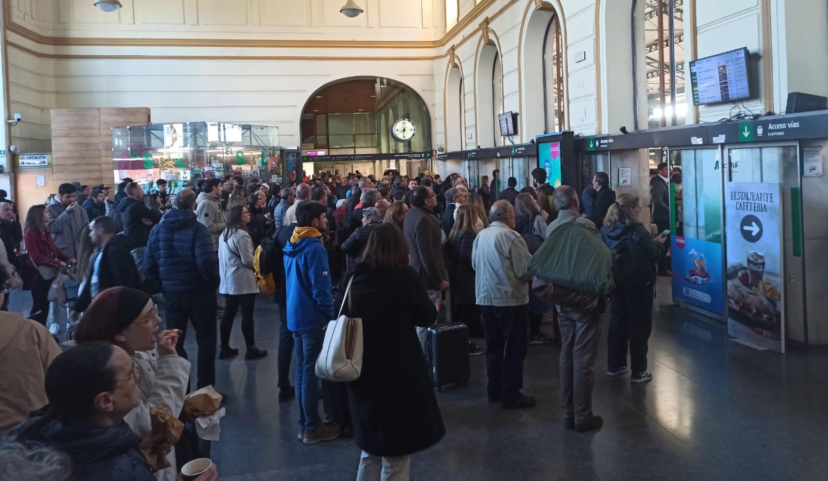 Los pasajeros mirando las pantallas de la estación de Campo Grande