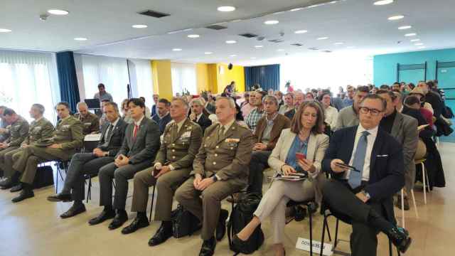 El consejero de Innovación de Asturias, Borja Sánchez, en compañía de alto cargos de Defensa, durante una jornada temática.