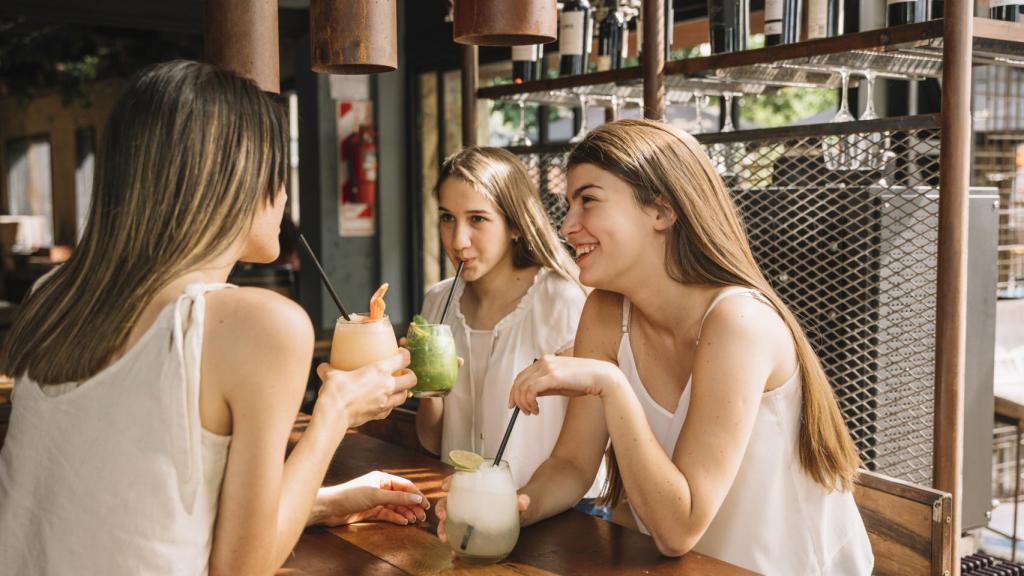 Grupo de chicas en un bar.