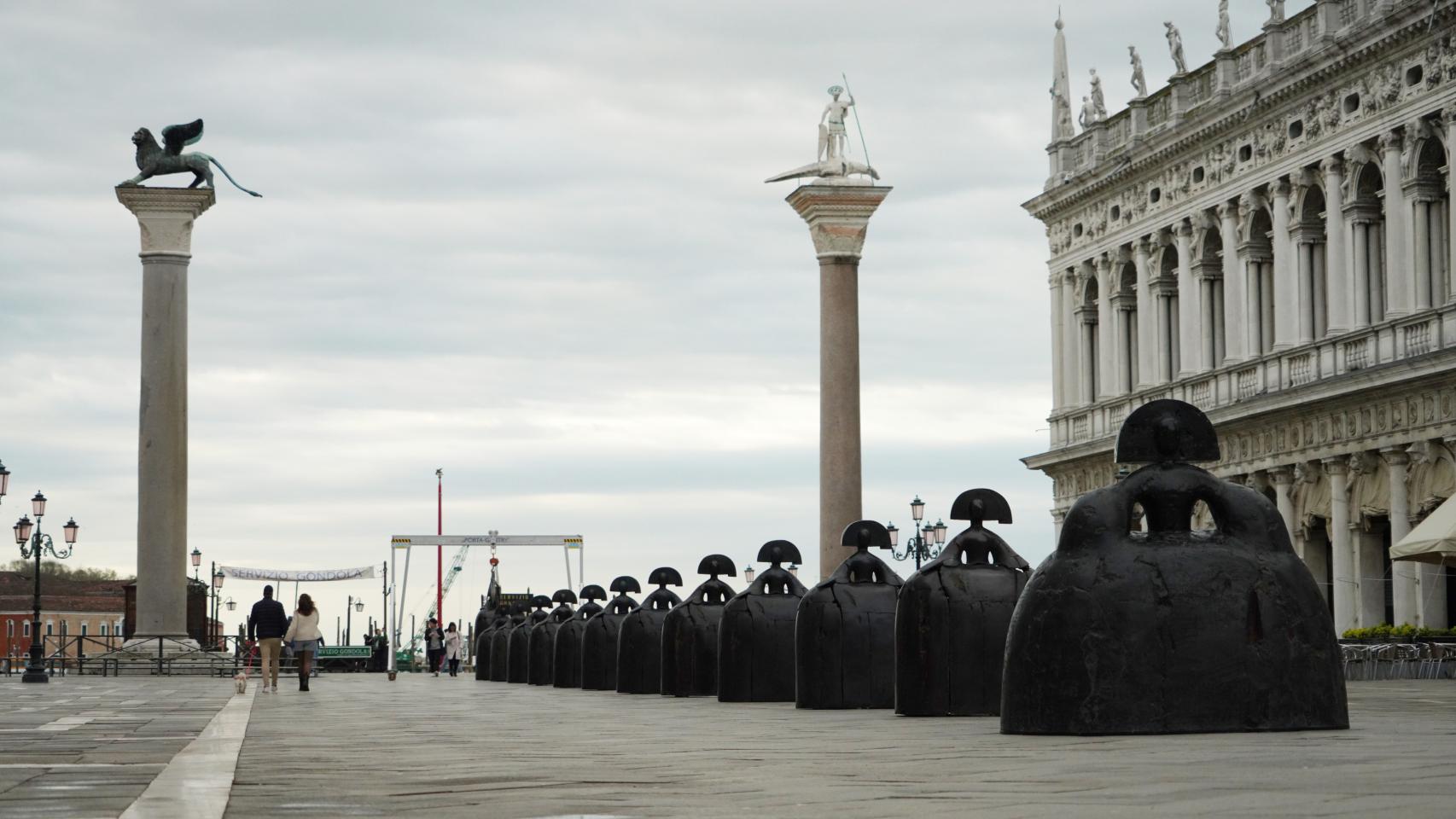 Las 'Meninas' de Manolo Valdés en la Plaza San Marco de Venecia. Foto: Cedida por Galleria D'Arte Contini