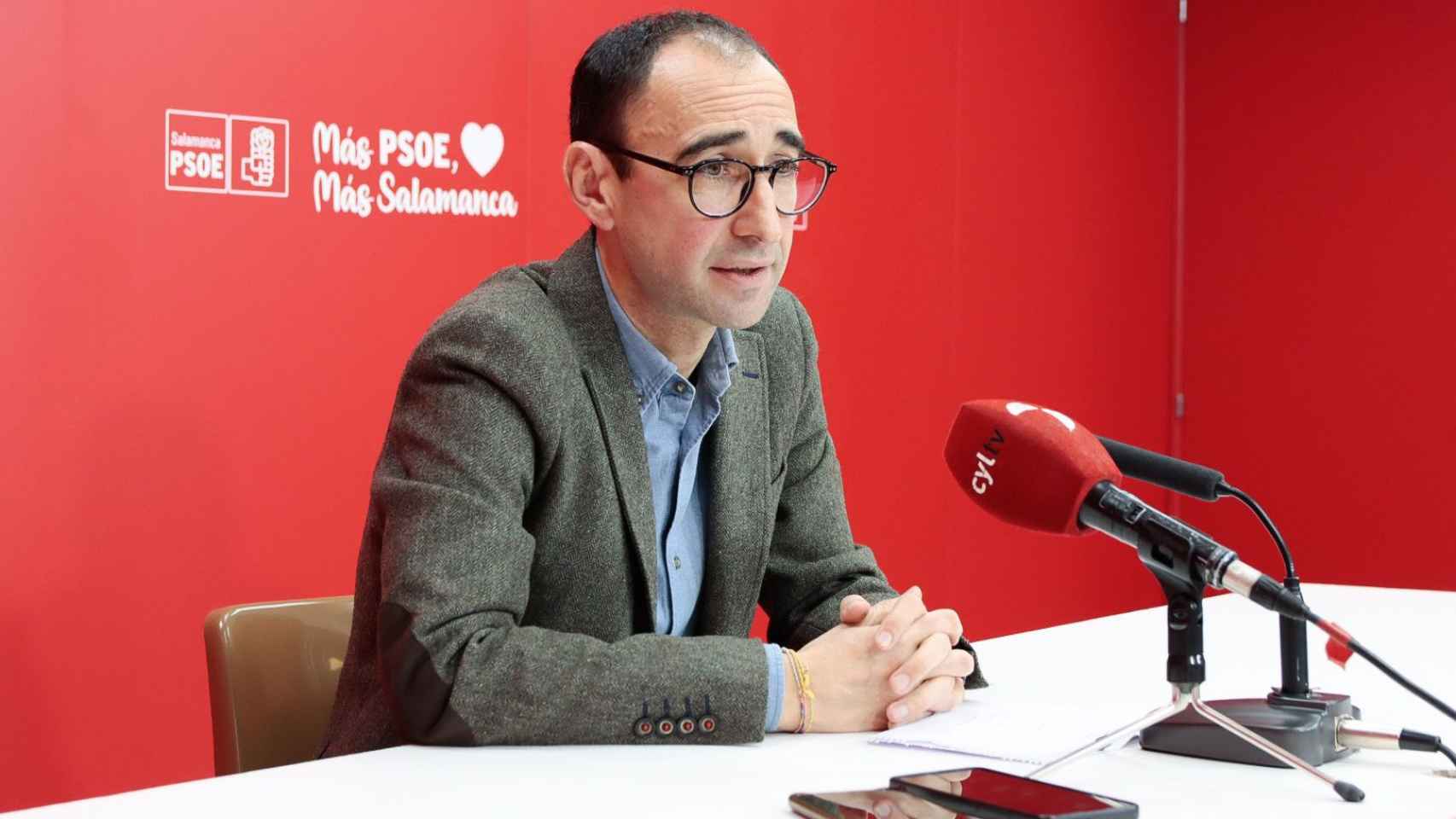 El secretario general del PSOE de Salamanca, David Serrada, comparece tras las declaraciones de Pedro Sánchez