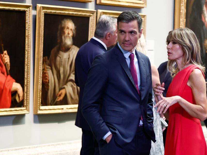 Pedro Sánchez, con corbata burdeos, junto a su esposa Begoña, en el Museo del Prado con motivo de la Cumbre de la OTAN del verano de 2022 celebrada en Madrid.