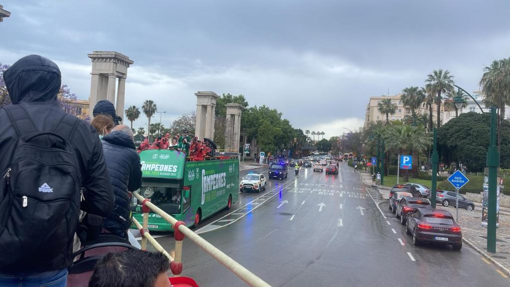 El autobús llegando a la plaza de la Marina.