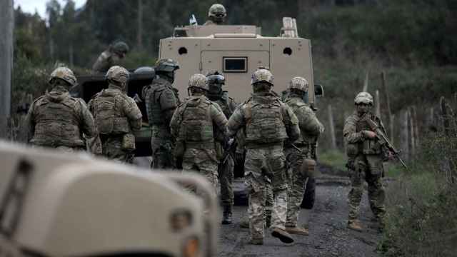 Patrullas de militares chilenos custodian una de las zonas en conflicto.