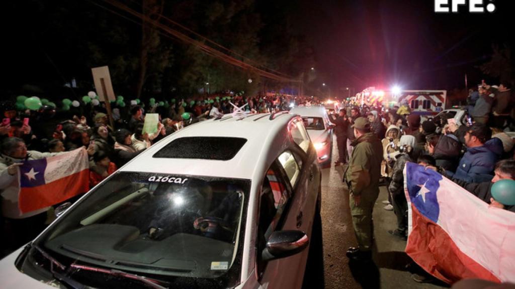 Cientos de ciudadanos chilenos despiden a los tres policías asesinados.