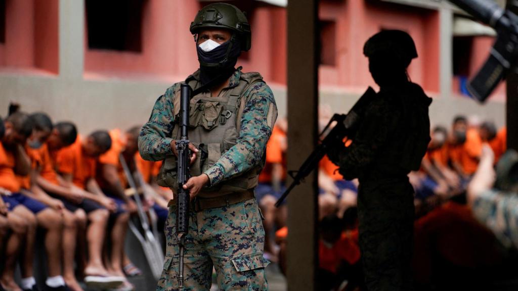 Un militar en Ecuador hace tareas de vigilancia en una cárcel.