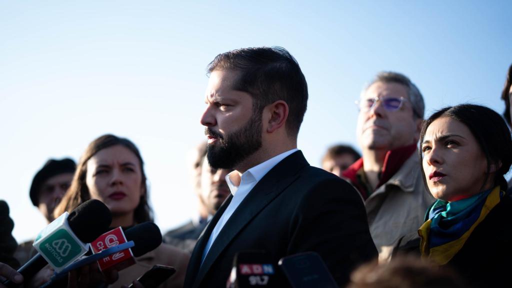 El presidente de Chile, Gabriel Boric, hace declaraciones ante los medios de comunicación.