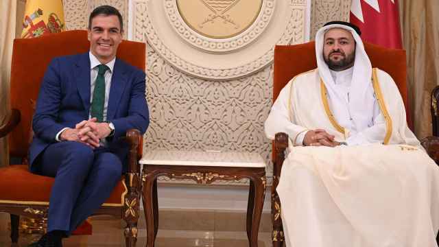 Pedro Sánchez, reunido con el secretario de Estado de Exteriores de Qatar, Mohammed bin Abdulaziz Al-Khulaifi en Doha el pasado 3 de abril.