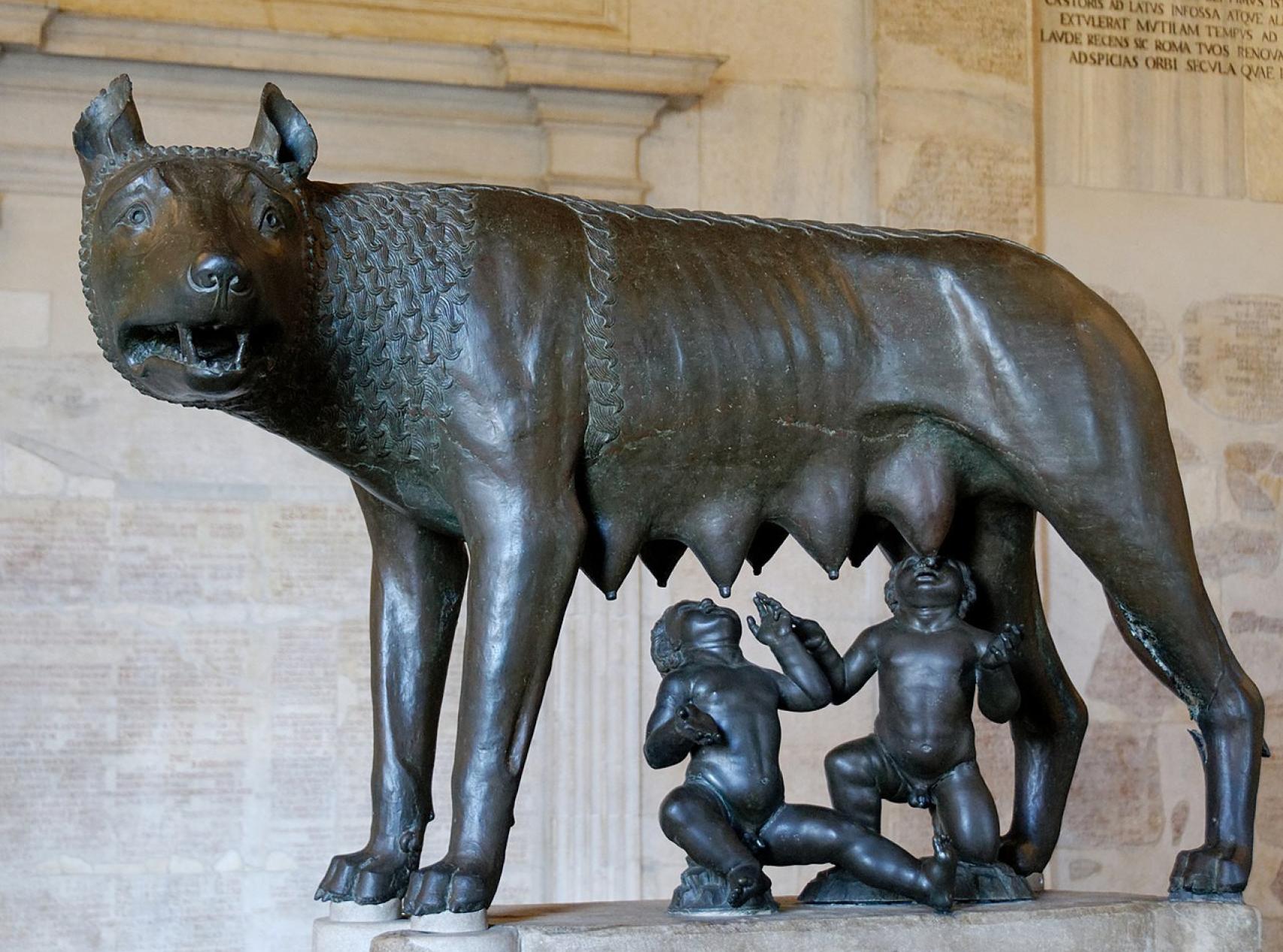 Escultura del siglo V d.C. que muestra a la loba Luperca amamantando a Rómulo y Remo.