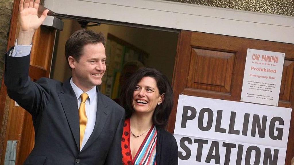 El político Nick Clegg y su esposa Miriam González durante las elecciones británicas de 2010