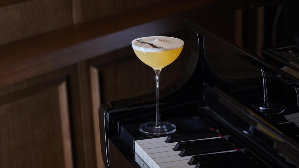 Hijos de Tomás es el piano bar de moda en donde disfrutan los madrileños del jazz con un cocktail.