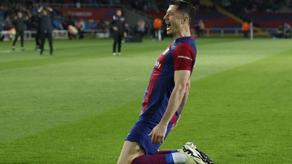 Lewandowski celebra uno de sus goles al Valencia.