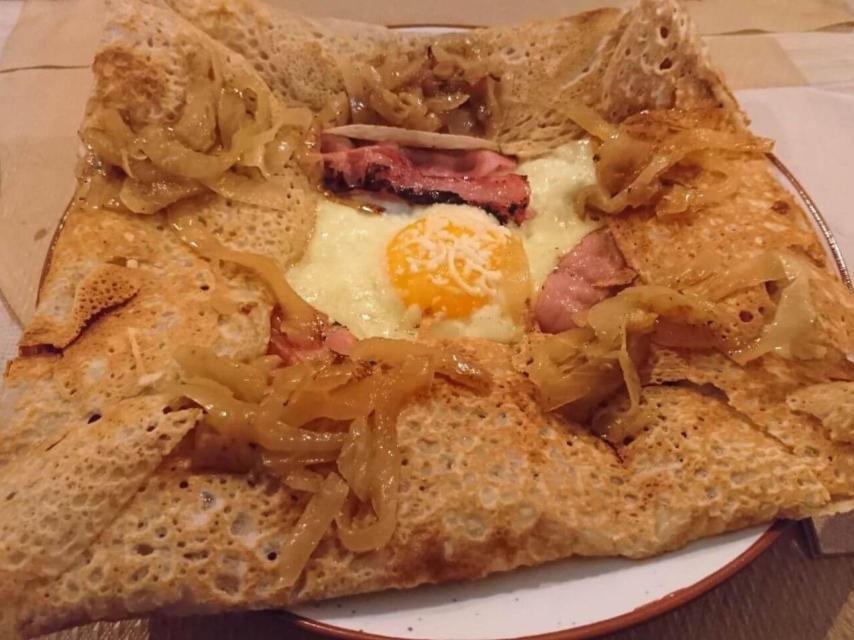 Una de las galettes (crepe salada) de Brest Crêperie