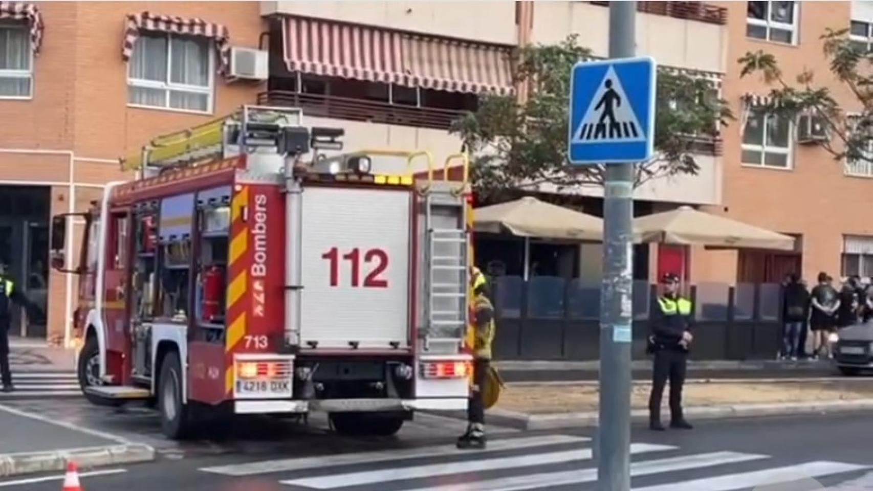 Bomberos desplazados hasta la hamburguesería The VicBros.