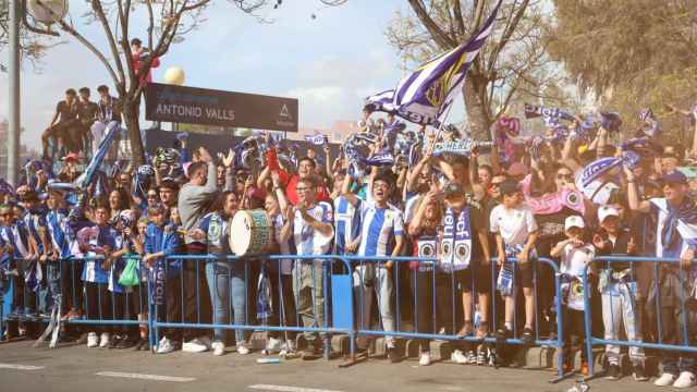 Aficionados recibiendo al Hércules ante el Penya Deportiva.