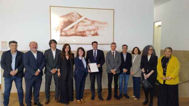 Foto de familia tras la firma del convenio para la Cátedra de Turismo de la UA en colaboración con el Ayuntamiento de Alicante.