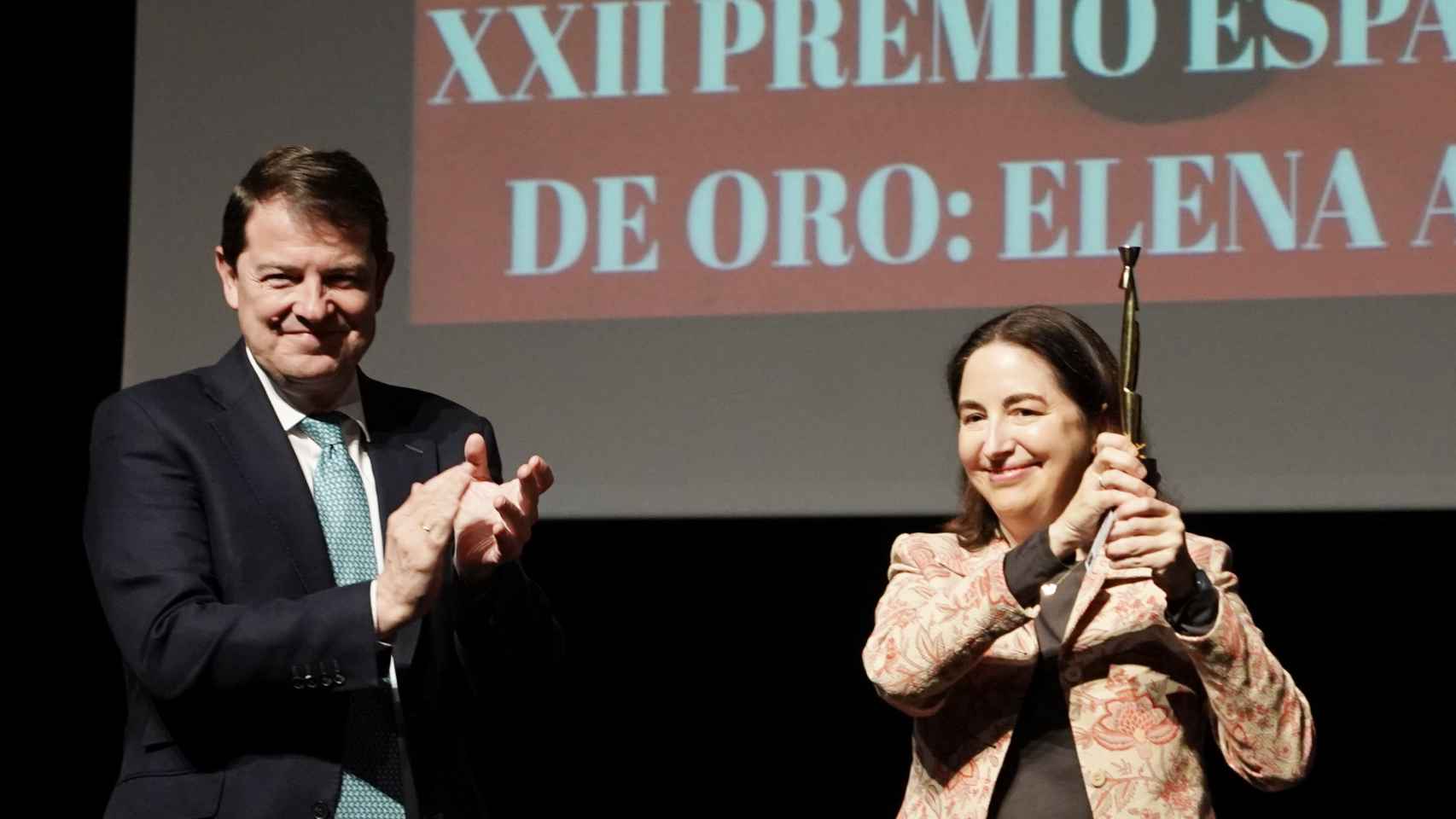 El presidente de la Junta, Alfonso Fernández Mañueco, junto a la ganadora del Espárrago de Oro 2024, Elena Arzak.