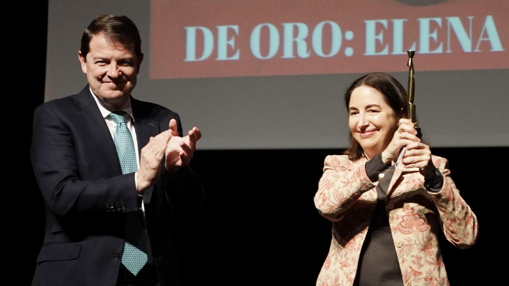 El presidente de la Junta, Alfonso Fernández Mañueco, junto a la ganadora del Espárrago de Oro 2024, Elena Arzak.