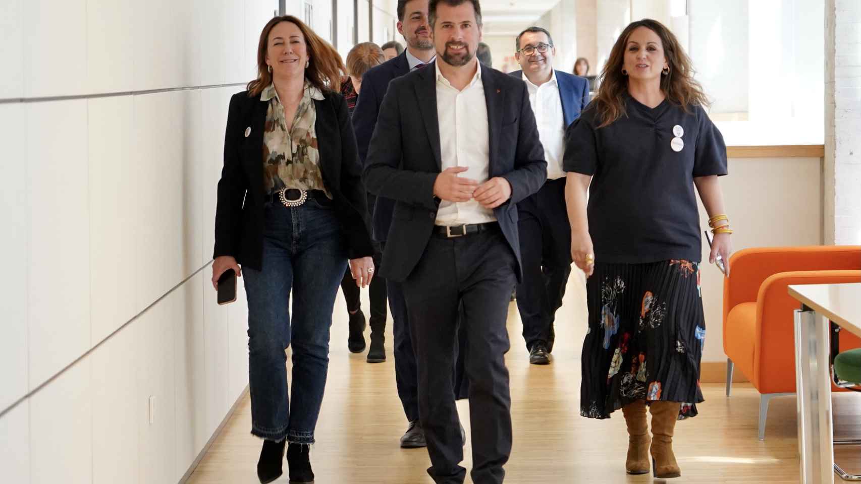 El secretario general del PSOE en Castilla y León, Luis Tudanca, comparece ante los medios para valorar la decisión del presidente del Gobierno
