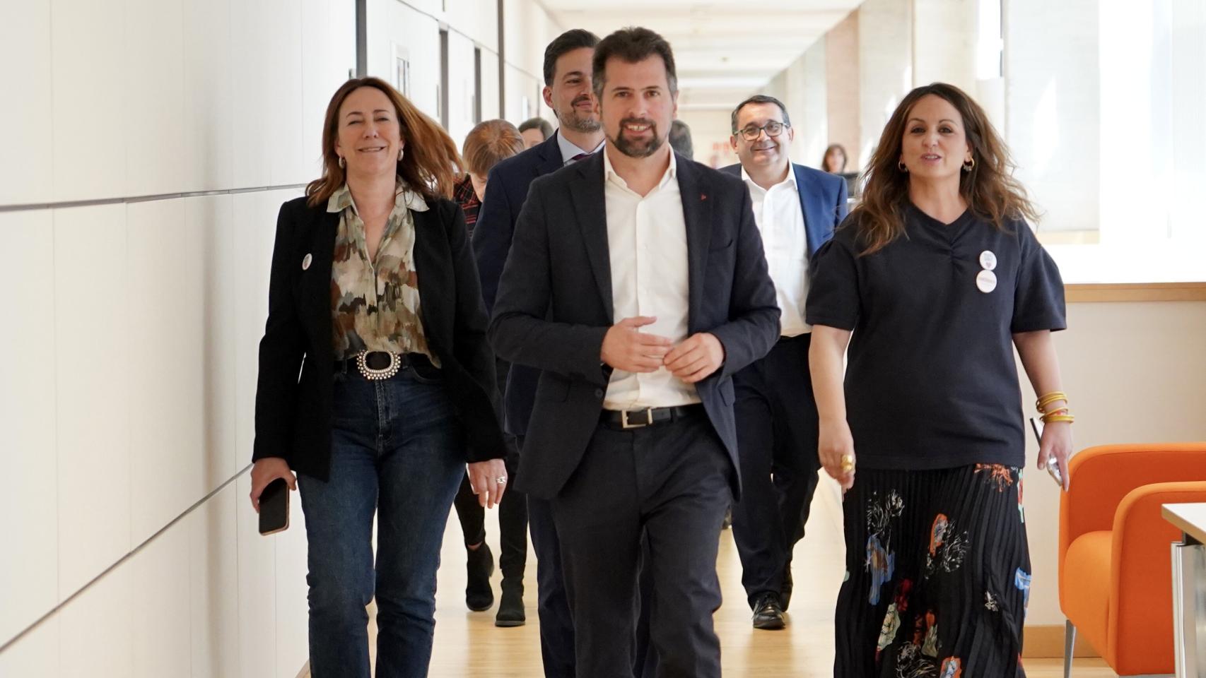 El secretario general del PSOE en Castilla y León, Luis Tudanca, comparece ante los medios para valorar la decisión del presidente del Gobierno