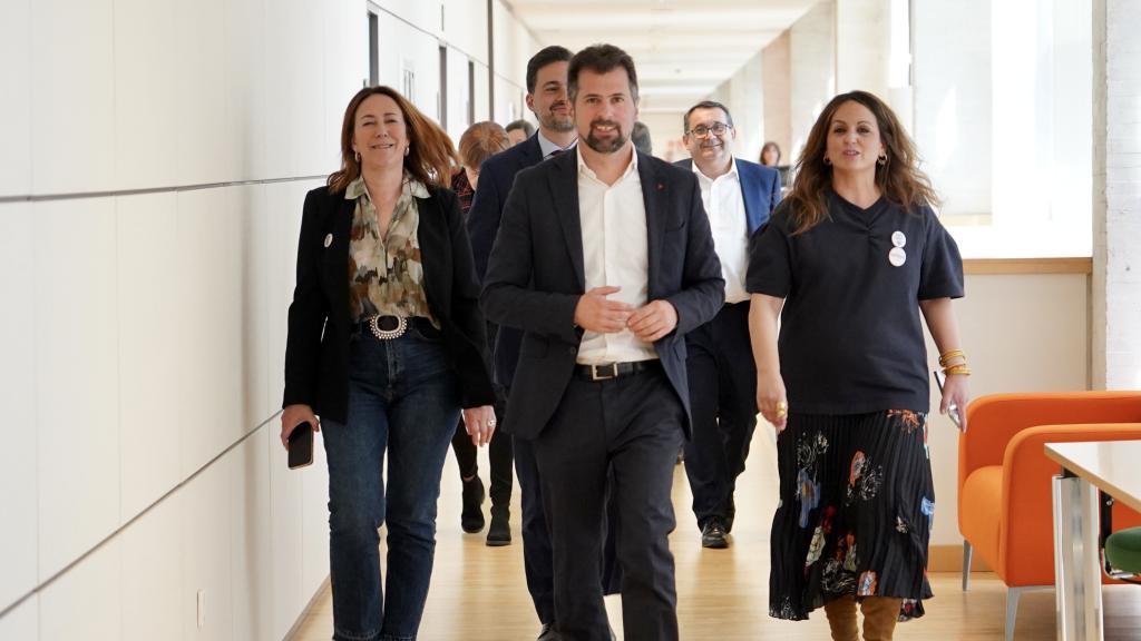 El secretario general del PSOE en Castilla y León, Luis Tudanca, a su llegada a una rueda de prensa en las Cortes