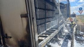 Los bomberos de la Diputación de Soria sofocan las llamas del camión en la A-15