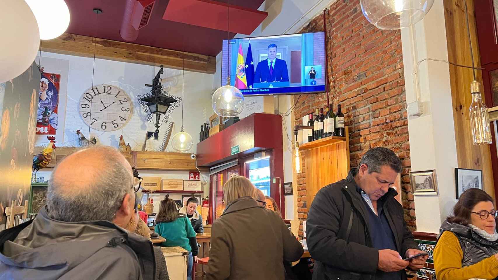 Imagen de ciudadanos siguiendo la comparecencia del presidente del Gobierno, Pedro Sánchez, en un bar de Valladolid, este lunes.