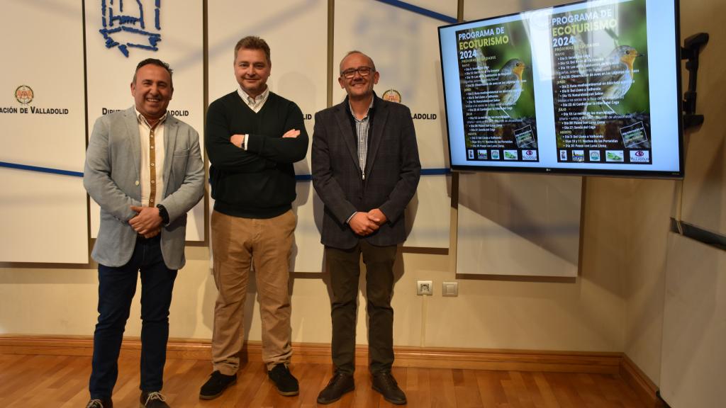 El diputado Familia e Igualdad, Acción Social y Centros Residenciales, Alfonso Romo; el alcalde de Mojados, Adolfo López; y Juan Antonio Medica, técnico del programa y miembro de la empresa Buteo