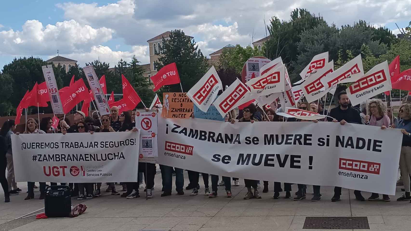 Manifestación a las puertas de las Cortes de Castilla y León de los trabajadores del centro de menores Zambrana