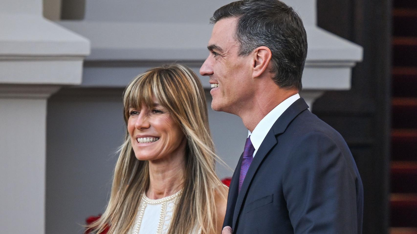 Pedro Sánchez y su esposa, Begoña Gómez, en julio de 2023 en Lituania.