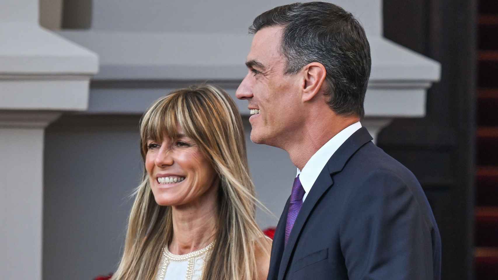 Pedro Sánchez y su esposa, Begoña Gómez, en julio de 2023 en Lituania.