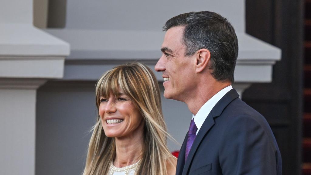 Pedro Sánchez y su esposa, Begoña Gómez, en julio de 2023 en Lituania.