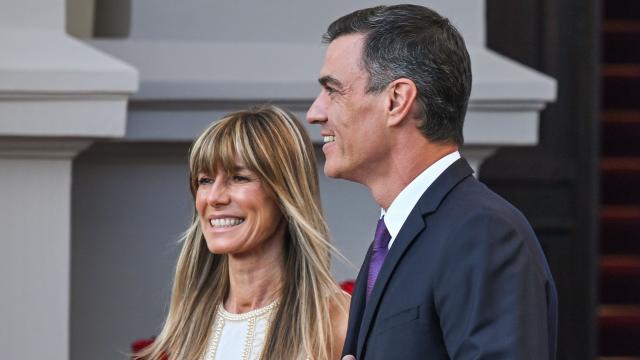 Pedro Sánchez y su esposa, Begoña Gómez, en julio de 2023 en Lituania.