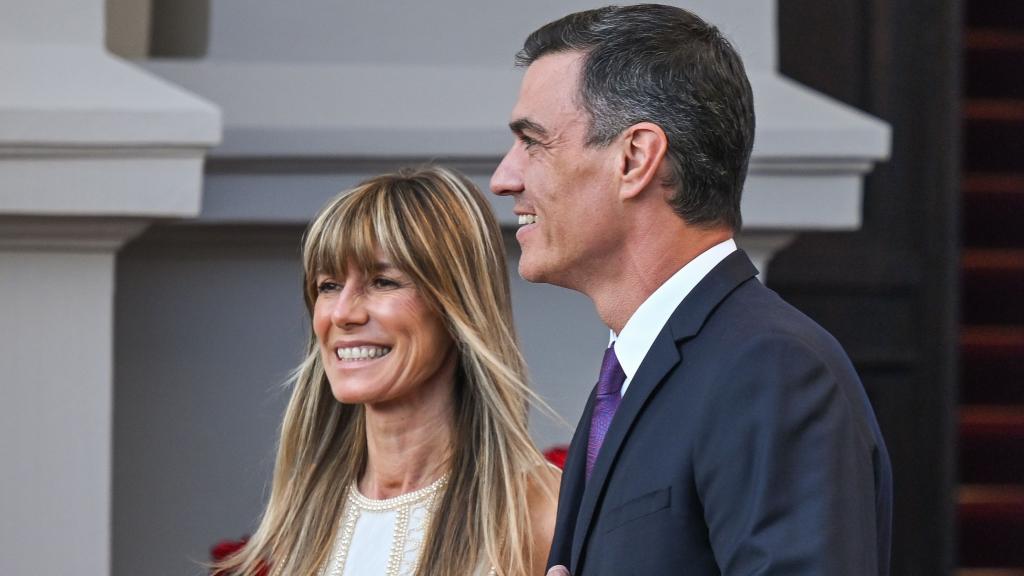 Pedro Sánchez y su esposa, Begoña Gómez, en julio de 2023 en Lituania.