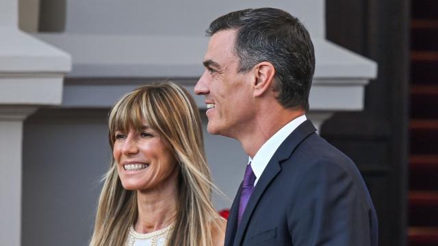 Pedro Sánchez y su esposa, Begoña Gómez, en julio de 2023 en Lituania.