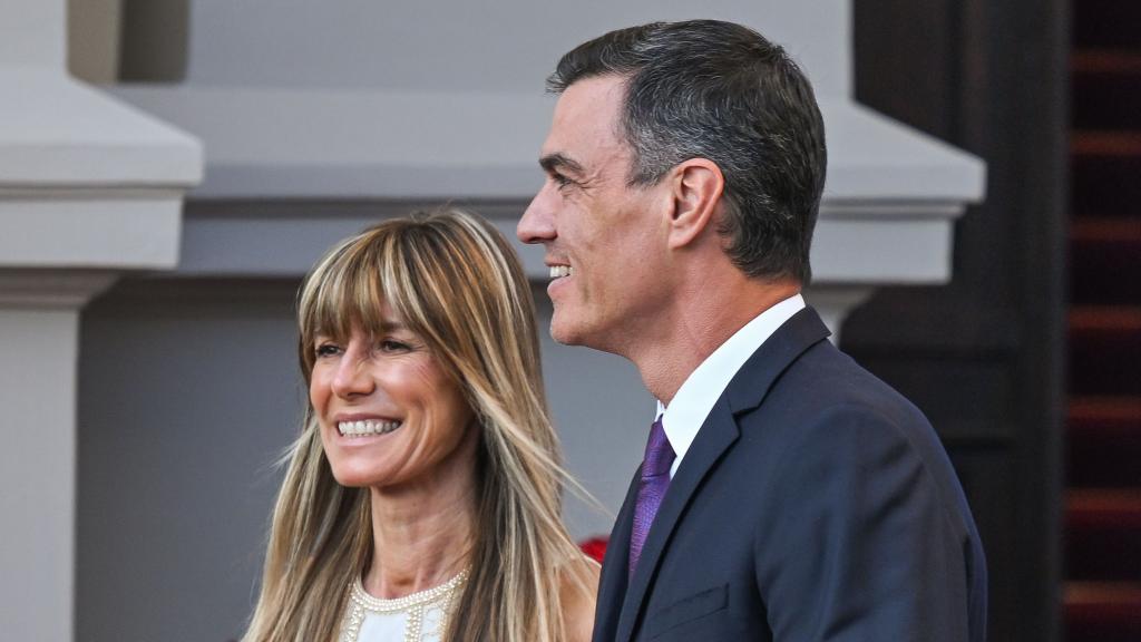 Pedro Sánchez y su esposa, Begoña Gómez, en julio de 2023 en Lituania.