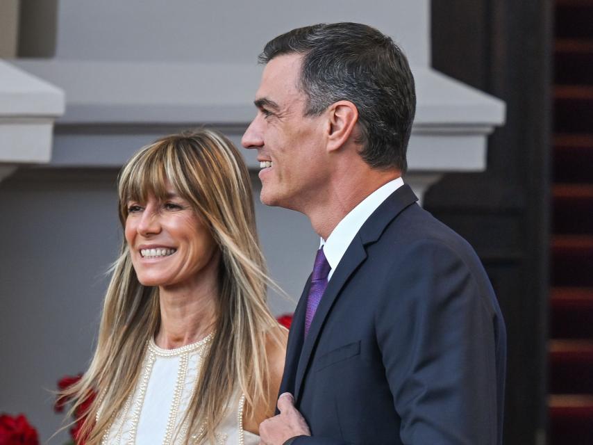 Pedro Sánchez y su esposa, Begoña Gómez, en julio de 2023 en Lituania.