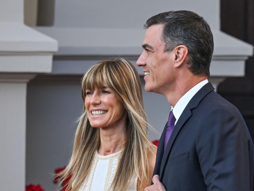 Pedro Sánchez y su esposa, Begoña Gómez, en julio de 2023 en Lituania.