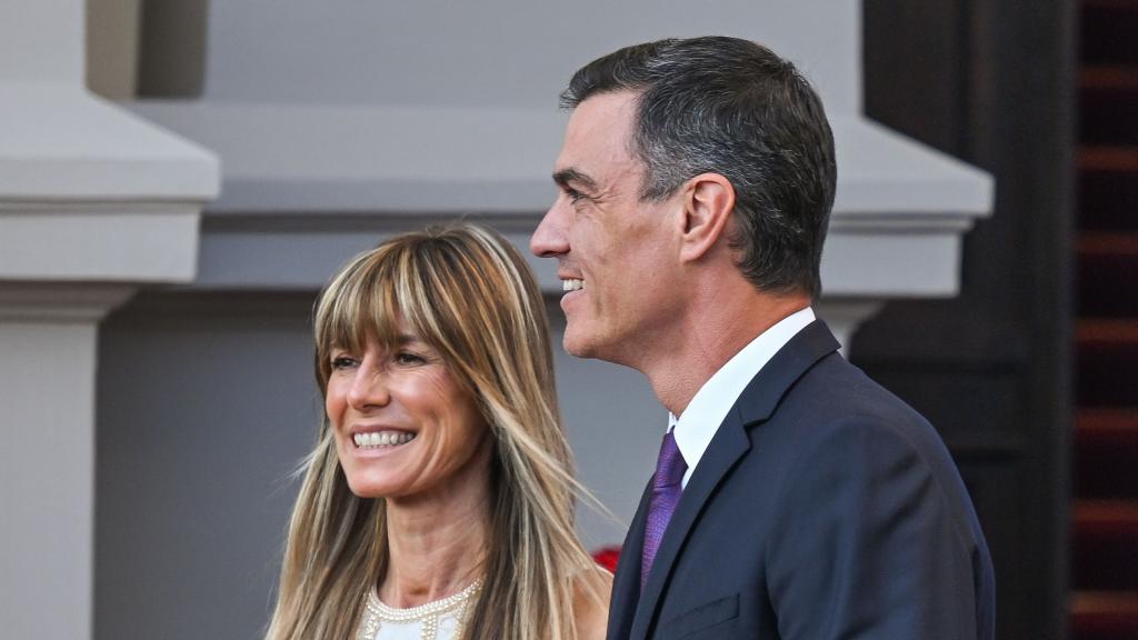 Pedro Sánchez y su esposa, Begoña Gómez, en julio de 2023 en Lituania.