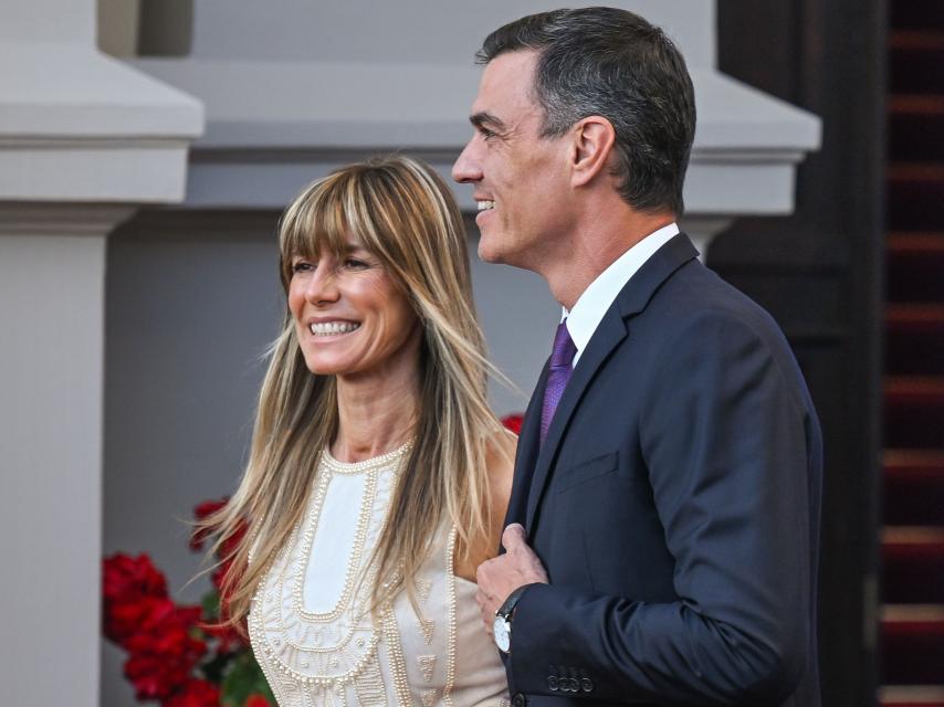 Pedro Sánchez y su esposa, Begoña Gómez, en julio de 2023 en Lituania.