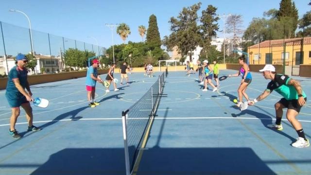 Personas jugando al pickleball en España.