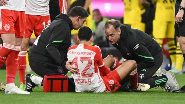 Jamal Musiala recibe atención médica durante un partido del Bayern